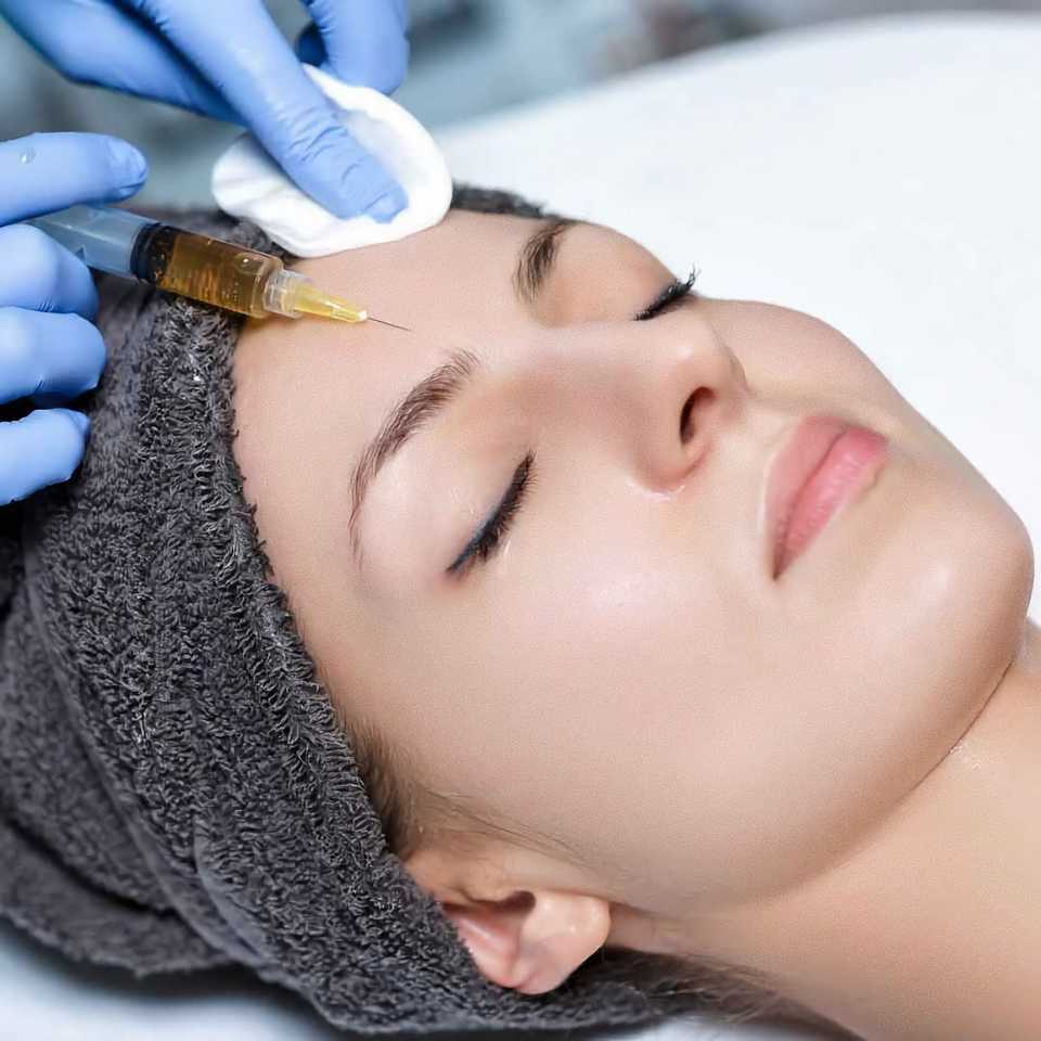 Врач выполняет процедуру плазмолифтинга