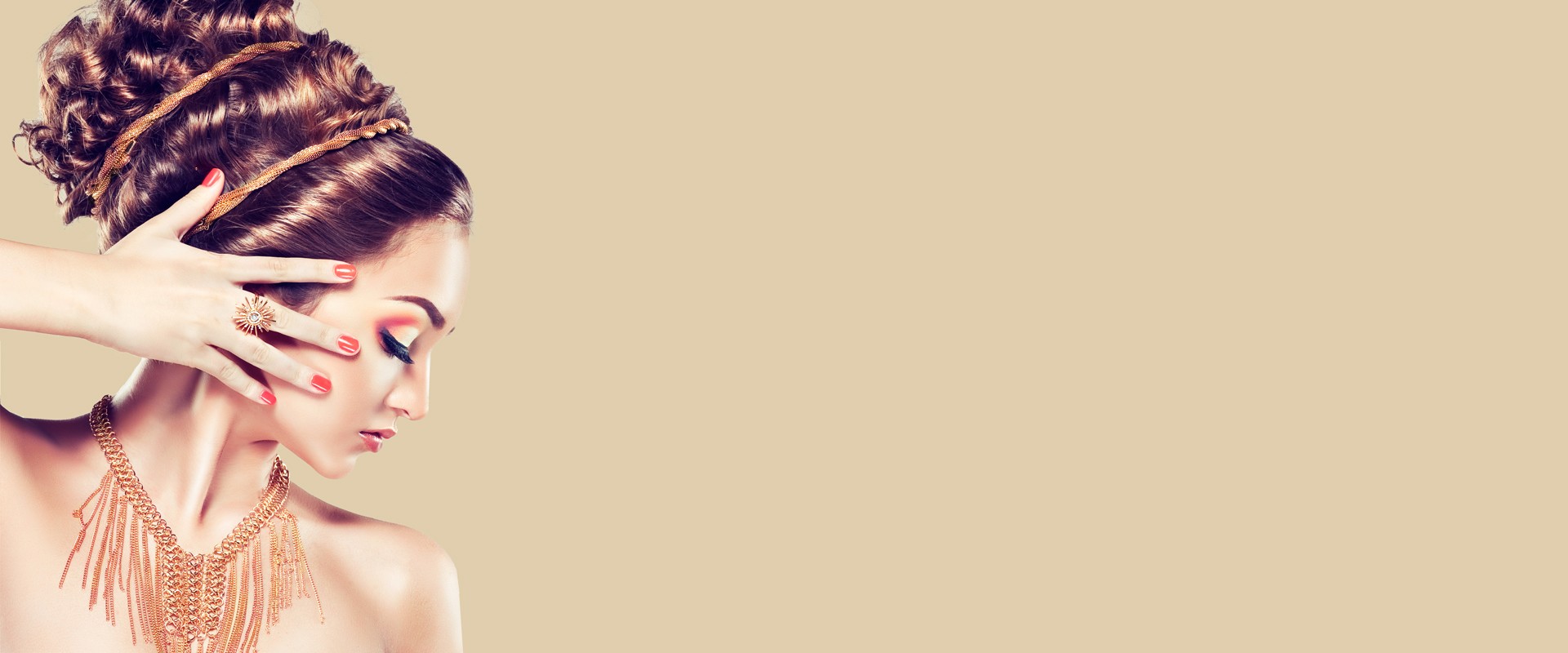 Девушка после прохождения процедуры омоложения лица