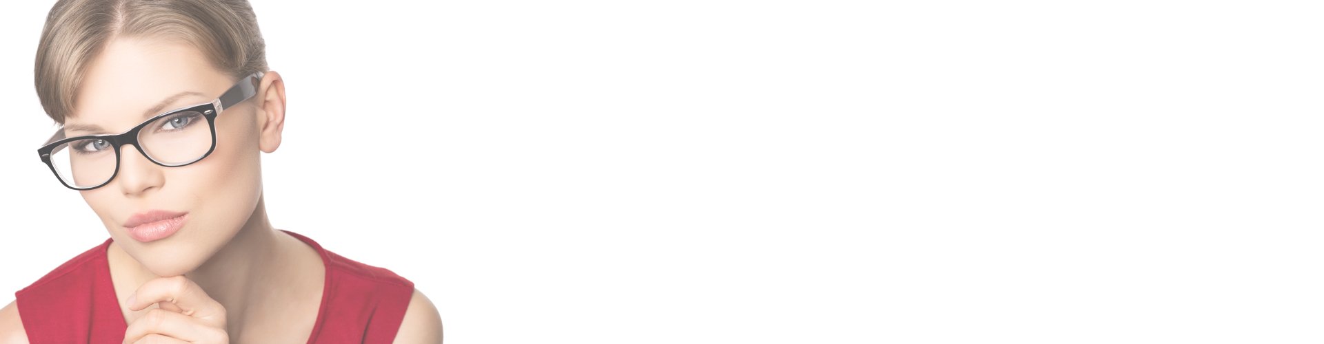 девушка в очках читает статьи по косметологии