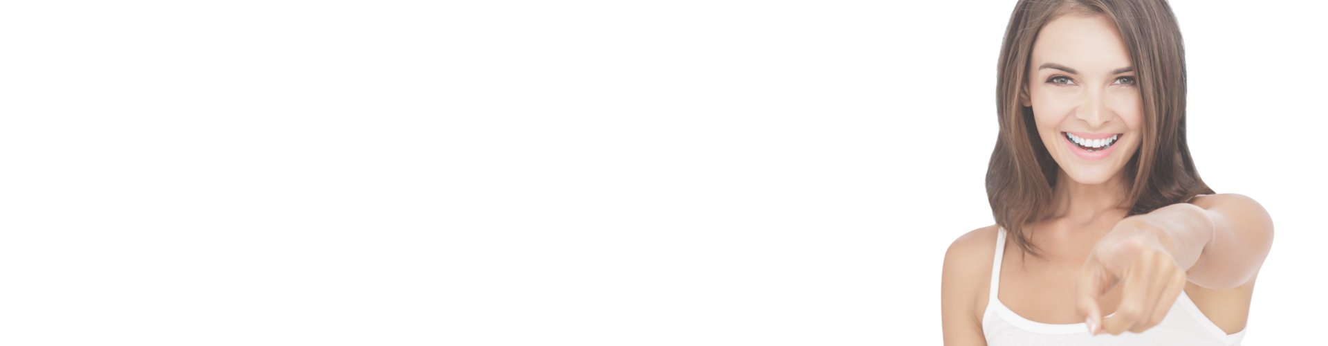 девушка указывает как проехать в клинику Знак Качества