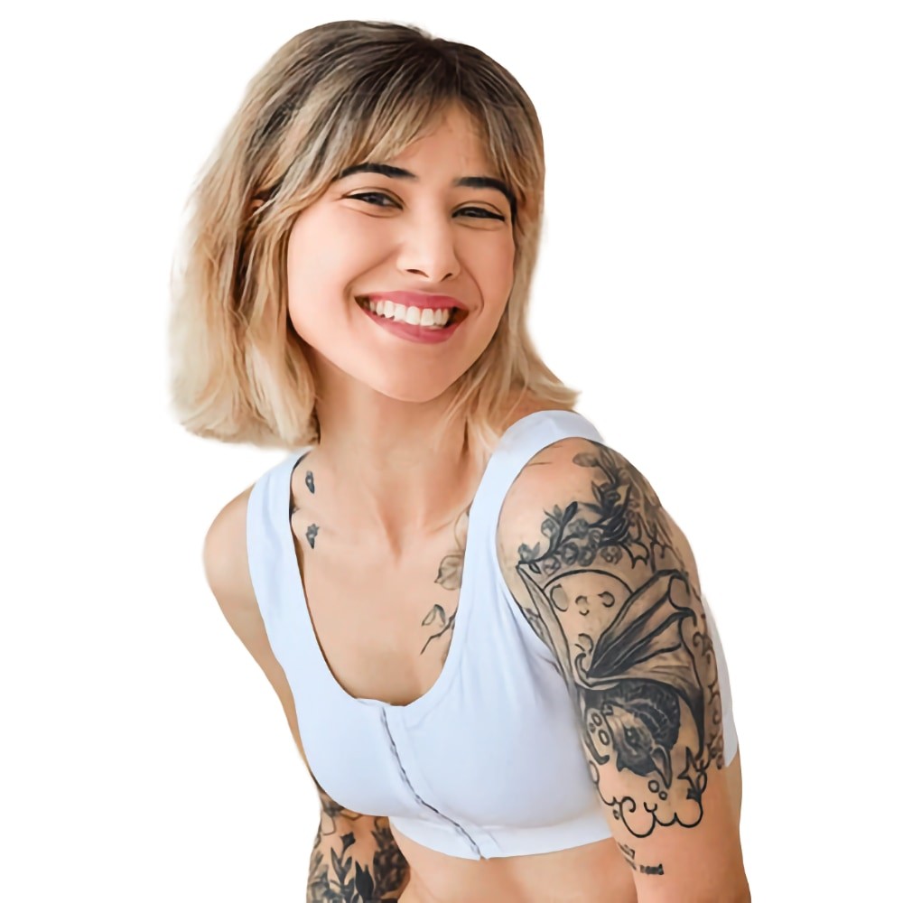 Врач делает инъекцию в нижнюю губу