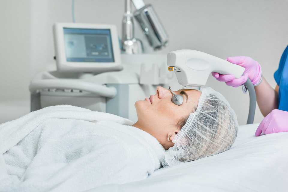 Проведение процедуры фотоомоложения лица